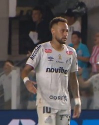 开云官网-心里有火！内马尔妙传送助攻后表情严肃，队友用手指他的方向庆祝