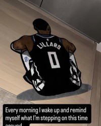 激励并警醒自己，利拉德将跟腱受伤的画面印在自家地毯上