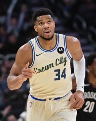 开云在线平台-字母哥：当库里没法突破以及出手时 他在组织进攻方面做得非常好